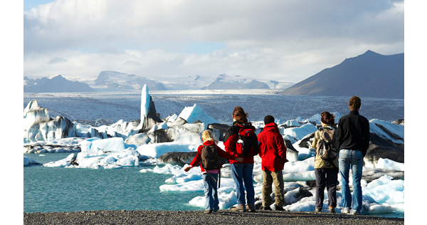 En famille devant le lac glaciaire de Jokusarlon - Islande