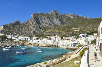 cala dogana sur l'île de levanzo dans les îles egades, sicile