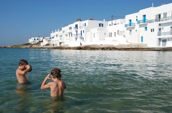 baignade à naoussa sur l'île de paros dans les cyclades - grèce