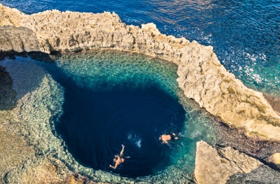 le trou bleu sur l'île de gozo – malte