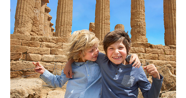 Enfants devant le Temple de la Concorde à Agrigente - Sicile – Italie