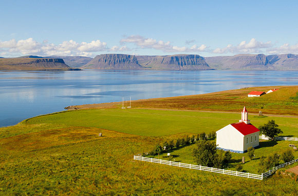 Eglise de Hrafnseyri, fjord d’Arnarfjordur, région de Vestfirdir - Islande