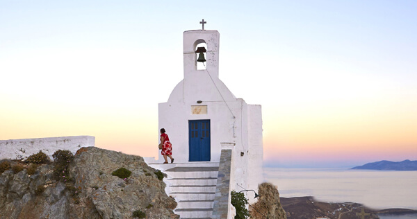 Petite église sur un rocher à serifos en Grèce,