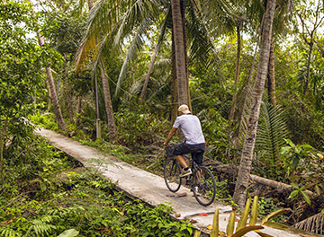 cycliste dans la jungle près de Bangkok
