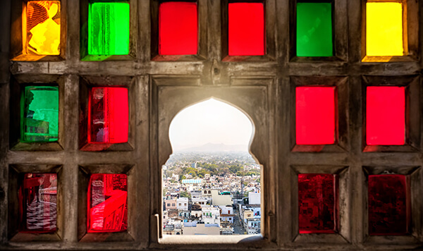fenêtre en mosaïque dans le musée d'Udaipur, Rajasthan 